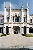 Lisbona - Monasteiro dos Jeronimos, portale della grande ala del dormitorio.